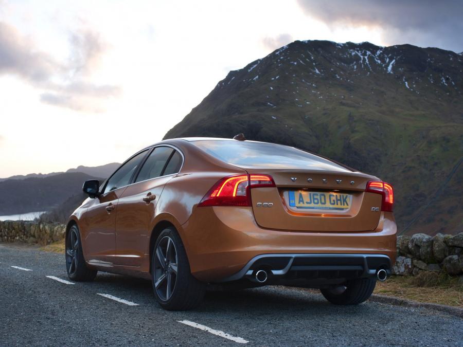  Volvo S60 R-Design 2010 года  (UK) (фото 7 из 12)